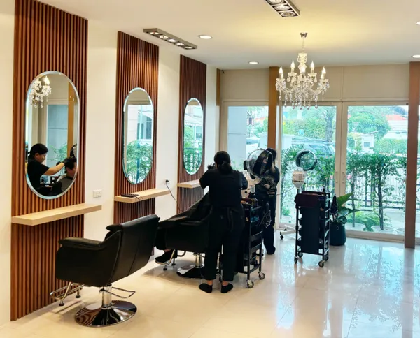 Photo of our customer service at Bee Choo Suksawat