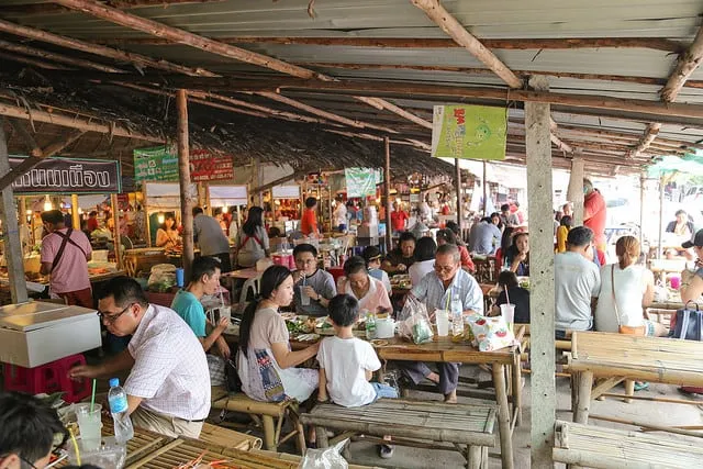 Dine like a local (non-touristy) at Khlong Lat Mayam Floating Market