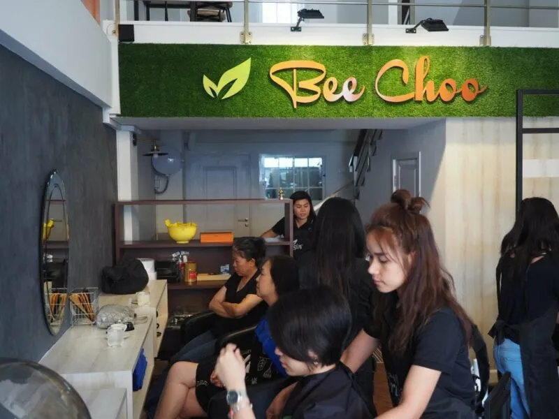 Customers at Bee Choo Udomsuk doing herbal treatment