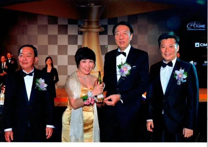 Mdm Bee Choo Presented Award by Minister Teo Chee Hean